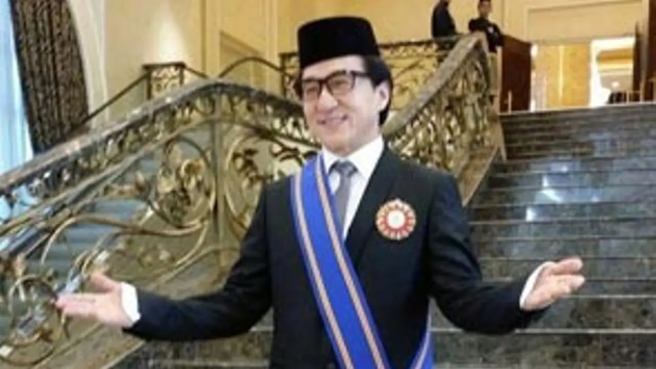 Dapat Gelar Datuk dari Malaysia, Jackie Chan Pakai Peci