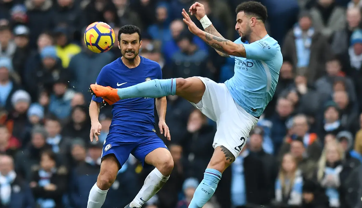 Aksi pemain Manchester City, Kyle Walker menghalau bola dari kejaran pemain Chelsea, Pedro pada lanjutan Premier League di Etihad Stadium, Manchester, (04/03/2018). Manchester City menang 1-0. (AFP/Anthony Devlin)