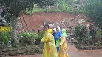 Sejumlah bocah warga Dusun Jatiluhur, Padangjaya, Majenang, Cilacap, pulang mengaji melewati rumah yang ambruk akibat longsor, awal 2018. (Foto: Liputan6.com/Muhamad Ridlo)