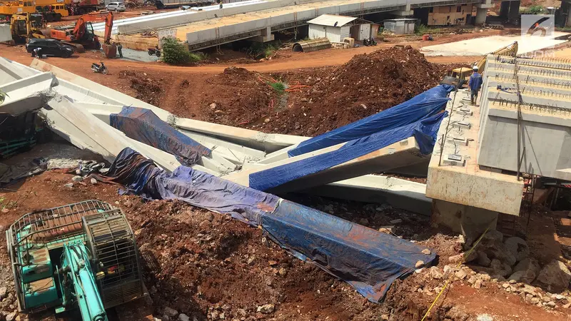 FOTO: Hancur Tertimpa Girder, Begini Kondisi Truk Proyek