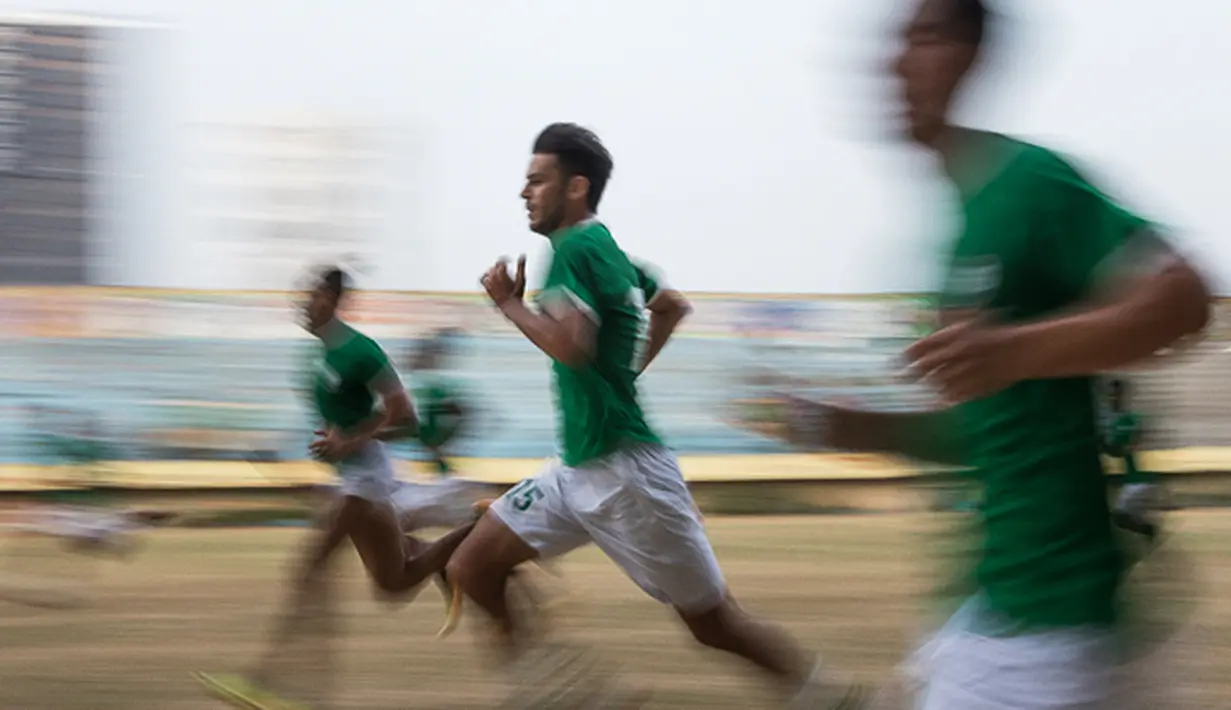 Sejumlah pemain Persipasi Bandung Raya (PBR) berlari saat berlatih jelang Piala Presiden 2015 di Stadion Lebak Bulus, Jakarta, Minggu (23/8/2015). (Bola.com/Vitalis Yogi Trisna)