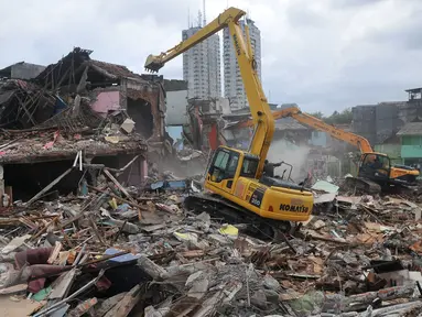 Alat berat dikerahkan untuk meratakan bangunan di kawasan Kalijodo, Jakarta, Senin (29/2). Sebelumnya warga Kalijodo telah dipindahkan untuk dilakukannya perataan kawasan Kalijodo. (Liputan6.com/Gempur M Surya)