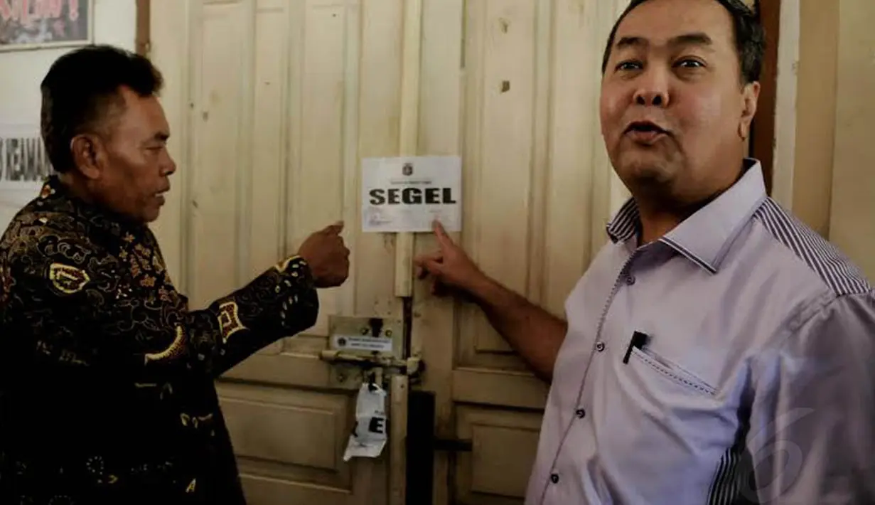 Penyegelan tempat penyimpanan soal dilakukan untuk mencegah bocornya soal UN SMP yang akan berlangsung Senin 5 Mei hingga Kamis 8 Mei 2014 (Liputan6.com/Johan Tallo)