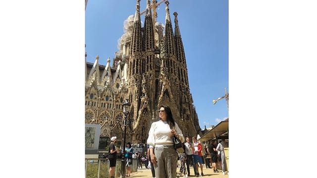 6 Gaya Liburan Bella Saphira di Barcelona, Mesra Bareng Suami