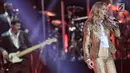 Penyanyi Celine Dion menghibur penonton saat konser tunggal di Sentul, Bogor, Sabtu (7/7). Konser bertajuk "Celine Dion Live Tour 2018 in Jakarta" membawakan 17 lagu. (Liputan6.com/Faizal Fanani)