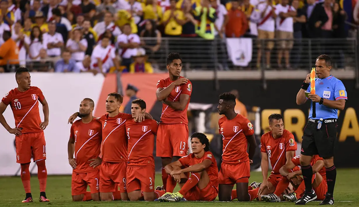 Kekecewaan para pemain Peru usai takluk dari Kolombia pada perempat final Copa America Centenario. Kolombia nantinya akan berhadapan dengan pemenang dari Meksiko melawan Cile. (AFP/Timothy A. Clary)