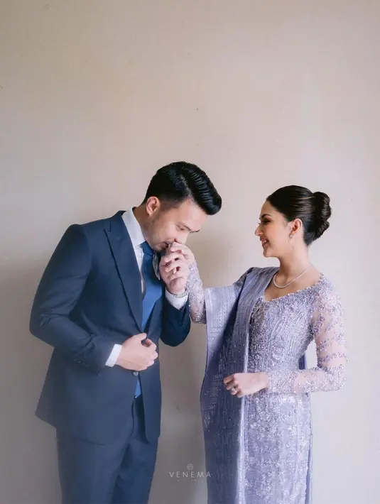 Di momen lain dari rangkaian pernikahan Jessica Mila dan Yakup Hasibuan, keduanya tampak mengenakan Songket Hiou motif Tapak Catur dari Merdi Sihombing. [Foto: Instagram/merdisihombingofficial]
