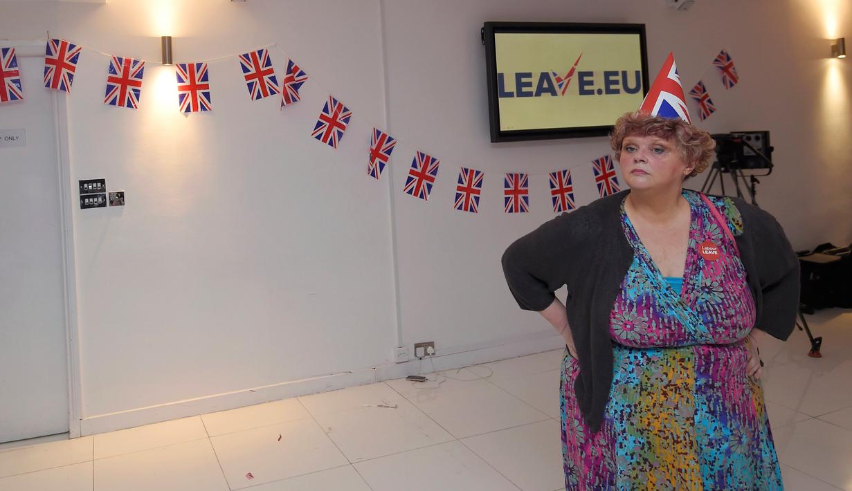 Seorang pendukung Brexit mengenakan topi di pesta Leave.UE usai melihat hasil penghitungan sementara referendum Inggris yang menunjukkan mayoritas rakyat Inggris memilih “Brexit” alias keluar dari Uni Eropa di London, Kamis (23/6). (REUTERS/Toby Melville)