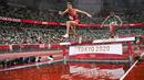Soufiane El Bakkali dari Maroko (kiri) dan Lamecha Girma dari Ethiopia bersaing di final lari halang rintang 3000m putra pada Olimpiade Tokyo 2020 di Olympic Stadium, Tokyo, Senin (2/8/2021). (Foto: AFP/Andrej Isakovic)