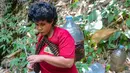 Penyandang tunanetra, Sujanah,berjalan membawa air di kawasan Gunung Batur, Kota Cilegon, Banten, Minggu (19/07/2026). (KLY/Arie Basuki)