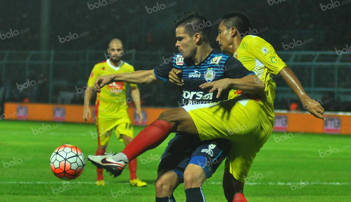 Striker Arema, Gustavo Giron (kiri), dikawal ketat bek Bhayangkara Surabaya United, Suroso, dalam laga Torabika Soccer Championship 2016 presented by IM3 Ooredoo di Stadion Kanjuruhan, Malang, Minggu (15/5/2016). (Bola.com/Iwan Setiawan)