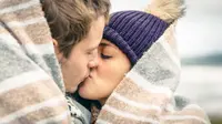 Studi menyatakan bahwa ciuman tidak termasuk kategori perselingkuhan, benarkah? Simak di sini ulasannya.