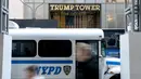 Bus Departemen Kepolisian New York berada di luar Trump Tower di New York City pada Senin (3/4/2023). (Photo by Stefani Reynolds / AFP)