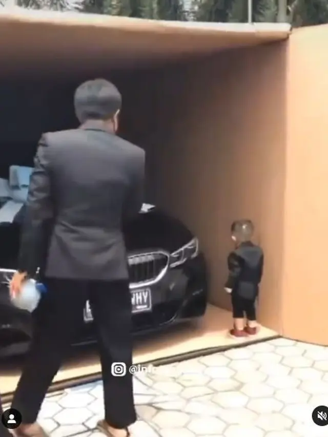Viral Pengusaha Beri Kado Mobil Anaknya yang Masih Balita, Ini 6 Potretnya
