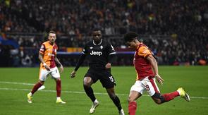 Gelandang Galatasaray, Gabriel Gomes Sara (kanan), menendang bola di samping bek Juventus, Pierre Kalulu Kyatengwa, selama pertandingan leg pertama play-off babak gugur Liga Champions, di Rams Park, Istanbul, Rabu (18/2/2026) dini hari WIB. (Yasin Akgul/AFP)