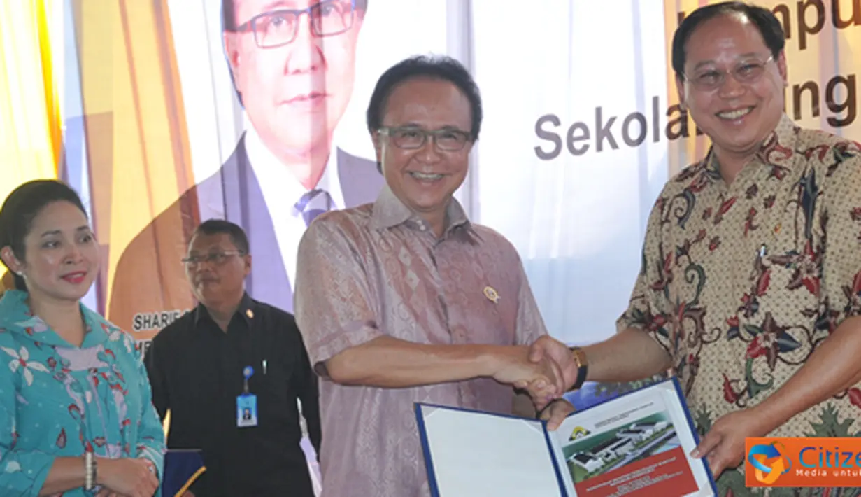 Citizen6, Karawang: MKP Sharif C Sutardjo dan Menpera Djan Faridz menerima naskah Perjanjian Kerjasama anatara KKP dan Menpera tentang pengadaan Perumahan bagi peserta didik dan pegawai Negeri Sipil di lingkungan BPSDM KP. (Pengirim: Efrimal Bahri).