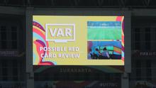 Layar besar menunjukkan gambar potensi pelanggaran yang bisa berujung kartu merah melalui VAR (Video assistant Referee) dalam pertandingan Timnas Spanyol U-17 melawan Kanada U-17 dalam pertandingan penyisihan Grup B Piala Dunia U-17 di Stadion Manahan, Solo, Jumat (10/11/2023). VAR baru pertama kali diterapkan dalam sebuah turnamen resmi di Indonesia. (Bola.com/Arief Bagus)