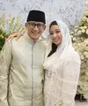 Sementara itu, Sandiaga Uno tampil dengan baju koko warna hijau dipadukan sarung hitam. Lengkap mengenakan pecinnya.&nbsp;[@nurasiauno]