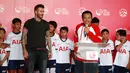 Menteri Pemuda dan Olahraga Imam Nahrawi bersama David Beckham diatas panggung. Saat menyapa legenda sepak bola dengan tawaran makan sate dan nasi goreng. (Deki Prayoga/Bintang.com)