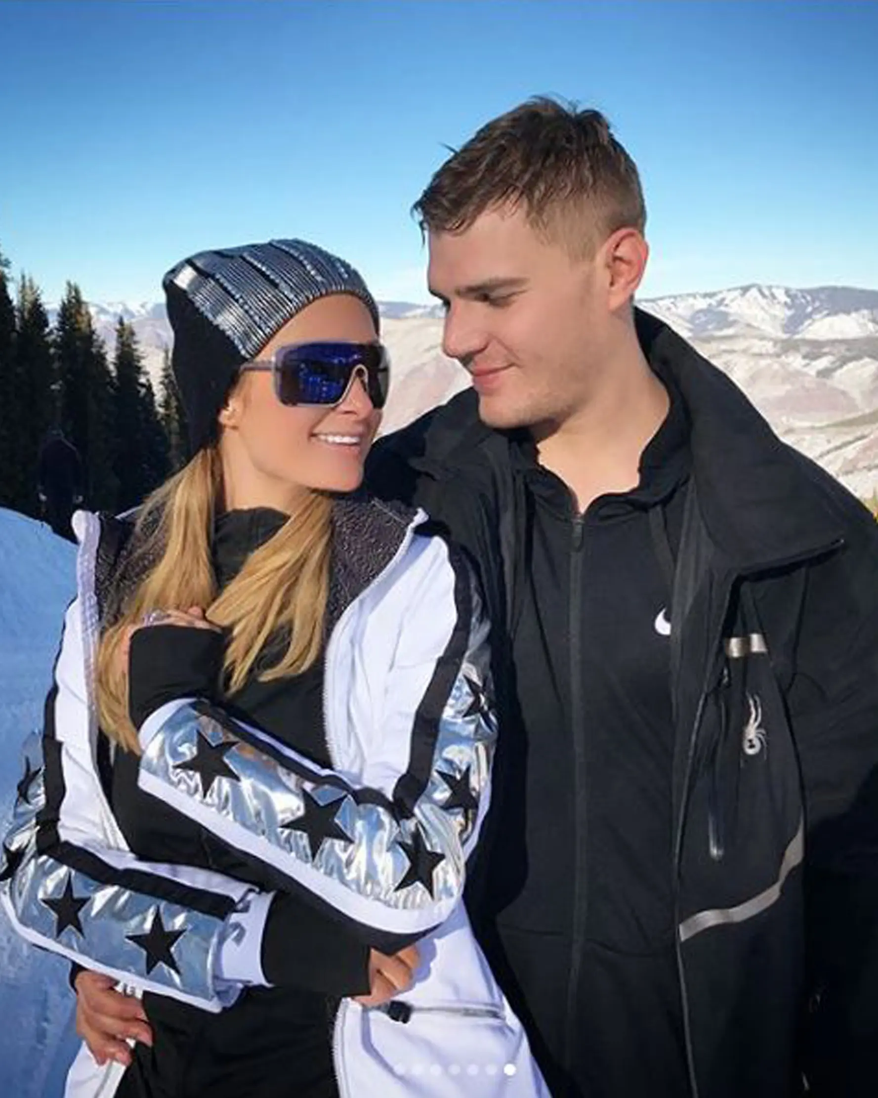 Aktor Chris Zylka berpose dengan pacarnya Paris Hilton di Pegunungan Aspen, Colorado, Amerika Serikat. Chris Zylka dan Paris Hilton telah berpacaran selama dua tahun dan mengumumkan kisah cintanya kepada publik pada Februari lalu. (Instagram/@parishilton)