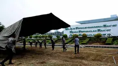 Anggota Kepolisian mendirikan tenda di halaman kompleks Gedung MPR/DPR/DPD, Senayan, Jakarta, (15/10/14). (Liputan6.com/Andrian M Tunay)