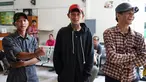 Tiga dari empat pengamen Cipulir korban salah tangkap foto bersama menjelang sidang praperadilan perdana gugatan di Pengadilan Negeri Jakarta Selatan, Senin (22/7/2019). Mereka mengajukan gugatan terhadap Polda Metro Jaya, Kejati DKI, dan Kementerian Keuangan. (Liputan6.com/Immanuel Antonius)