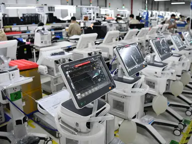 Para karyawan membuat ventilator di Mindray Bio-Medical Electronics Co., Ltd., sebuah perusahaan manufaktur perangkat medis yang berbasis di Shenzhen, Provinsi Guangdong, China selatan, (31/3/2020). (Xinhua/Liang Xu)
