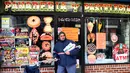 Pengantar pos melewati toko roti yang tutup pada Sehari Tanpa Imigran di Philadelphia, Kamis (16/2). Para pengusaha dan lembaga di beberapa kota Amerika Serikat (AS) menunjukkan solidaritasnya pada para imigran terkait aksi ini (AP Photo/Jacqueline Larma)