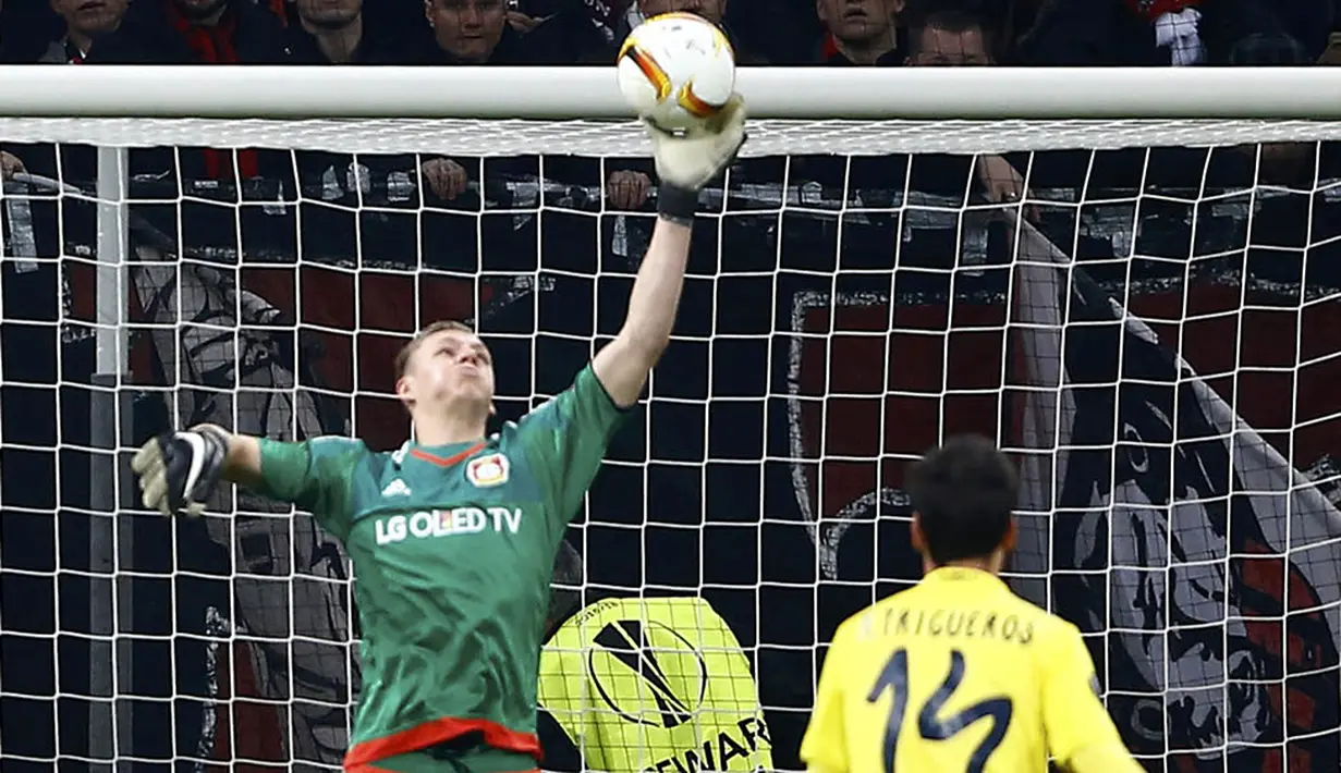 Kiper Leverkusen, Bernd Leno, menyelamatkan gawangnya dari kebobolaan saat melawan Villarreal pada laga leg kedua babak 16 besar Liga Europa di Stadion BayArena, Jerman, Jumat (18/3/2016) dini hari WIB. (Reuters/Wolfgang Rattay)