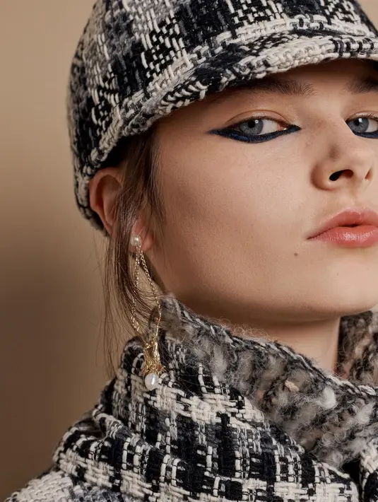 Dior juga banyak bermain dengan warna biru, terutama untuk liner mata membuat tampilan makeup keseluruhan yang lebih terstruktur. Foto: Dior.