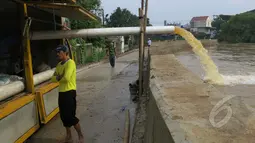 Petugas dari Dinas PU (Pekerjaan Umum) mengurangi debit air menggunakan mesin pompa untuk dibuang ke kali, di Perumahan Ciledug Indah I, Ciledug, Tangerang, Jum'at (23/01/2015). (Liputan6.com/Andrian M Tunay)