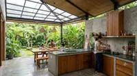9 Desain Ruang Makan Semi Outdoor di Antara Dapur dan Taman, Ciptakan Suasana Bersantap Lebih Nyaman
