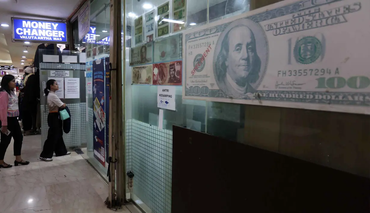 Kebijakan ini guna menjaga stabilitas nilai tukar Rupiah yang berada di bawah tekanan global. Tampak dalam foto, anteran warga yang akan menukarkan uang pecahan rupiah dan dolar Amerika Serikat (AS) di salah satu gerai penukaran mata uang asing, Jakarta, Rabu (5/5/2026). (Kapanlagi.com/Budy Santoso)