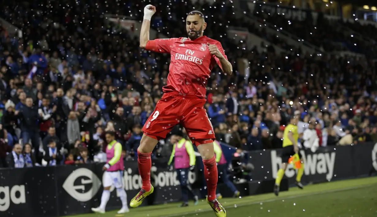 Striker Real Madrid, Karim Benzema, melakukan selebrasi usai membobol gawang Leganes pada laga La Liga di Stadion Municipal Butarque, Senin (15/4). Kedua tim bermain imbang 1-1. (AP/Bernat Armangue)
