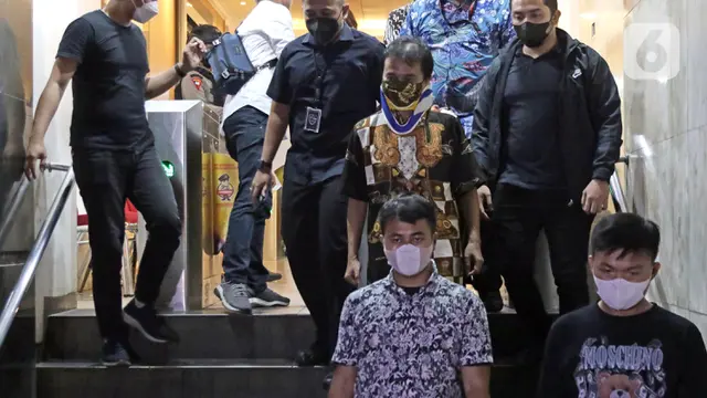 Momen Saat Mantan Menpora Roy Suryo Digiring ke Ruang Tahanan Polda Metro Jaya