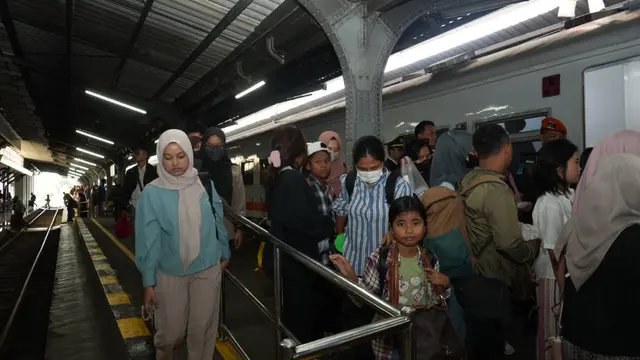 Volume penumpang pada puncak angkutan Nataru 2024/2025 di Staisun Jember (Istimewa)