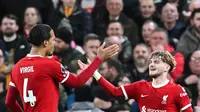 Ekspresi dua pemain Liverpool, Harvey Elliott (kanan dan Virgil van Dijk usai menjebol gawang Luton Town pada lanjutan Liga Inggris 2023/2024, Kamis (22/2/2024). (PAUL ELLIS / AFP)