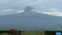 Gunung Kerinci erupsi pada  31 Juli 2019 pukul 12:48 WIB  (Dok.Instagram/@kabargeologi/https://www.instagram.com/p/B0kmvhWBlG1/Komarudin)
