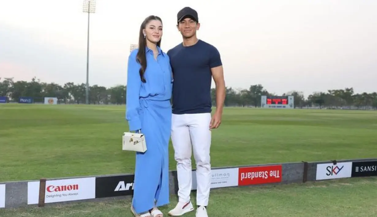 Anisha Rosnah tampil mengenakan silk shirt dress warna biru dari Valentino Garavani seharga Rp89 jutaan. Sambil membawa mini bag Hermes. [@tmski]