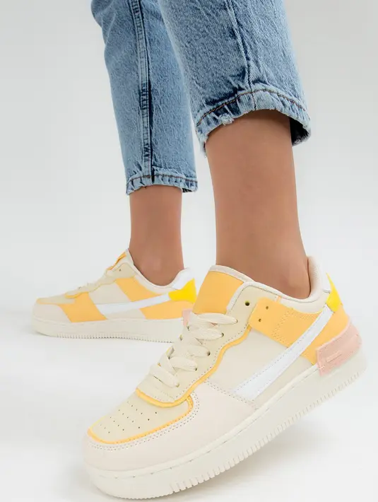 Sneakers adalah jenis sepatu dengan sol fleksibel yang terbuat dari karet. Cocok banget kamu padukan dengan celana atau rok / copyright shutterstock