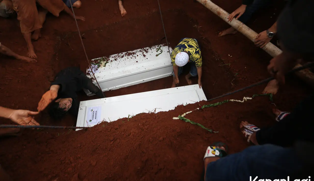 Hal ini disebabkan karena pihak keluarga memutuskan untuk menguburkan keduanya secara berdampingan, dalam satu liang lahat. (Kapanlagi.com/Budi Santoso)
