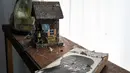Buku tua dan kenang-kenangan terlihat di sekolah tua yang berubah menjadi museum Kebudayaan Afrika Amerika di Fayette, Jefferson County, Mississippi (28/9/2020). Sisa-sisa perkebunan kapas yang berdiri di sana adalah bangunan rapuh yang tersembunyi di antara tumbuhan lebat. (AFP/Chandan Khanna)