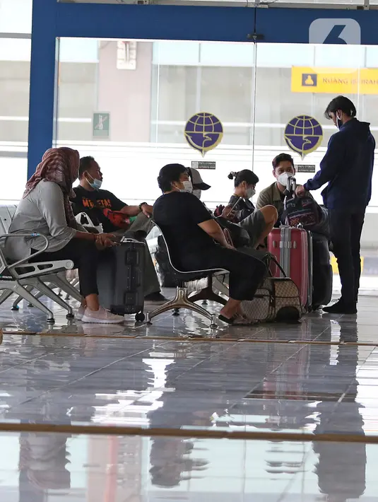 Penumpang menunggu pemberangkatan di ruang tunggu Terminal Terpadu Pulo Gebang, Jakarta, Kamis (11/2/2021). Berdasarkan data Dishub hingga pukul 14.00 WIB, Terminal Terpadu Pulo Gebang telah memberangkatkan 466 pemudik menuju luar Jakarta. (Liputan6.com/Herman Zakharia)