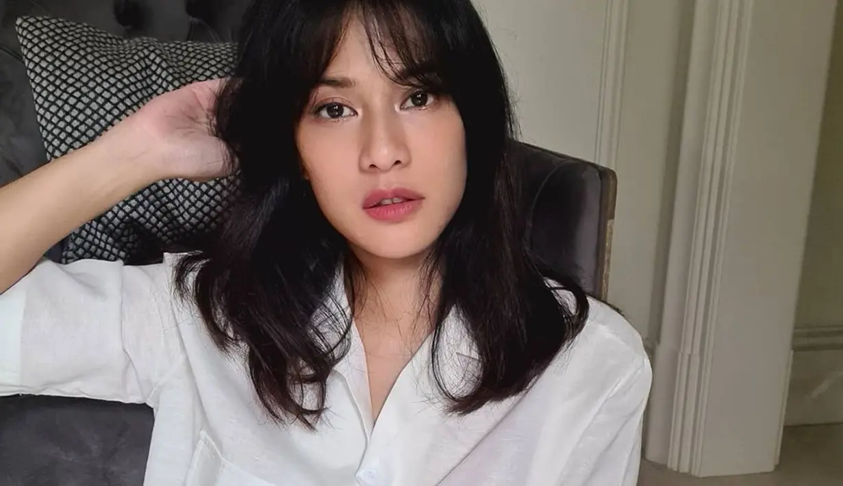 Melalui akun Instagram pribadinya, wanita kelahiran 16 Maret 1982 ini beberapa kali terlihat menggunakan busana berwarna putih. Bahkan, penampilannya gaya OOTD Dian saat memakan blouse putih ini membuatnya terlihat girly. (Liputan6.com/IG/@therealdisastr)
