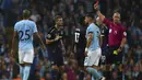 Pemain Everton, Morgan Schneiderlin menerima kartu merah dari wasit saat melawan Manchester City pada lanjutan Premier League di Etihad Stadium, Manchester, (21,/8/2017). City ditahan Everton 1-1. (AP/Dave Thompson)