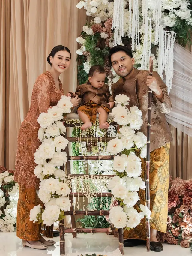 Tedak Siten Arash Putra Aaliyah dan Thariq