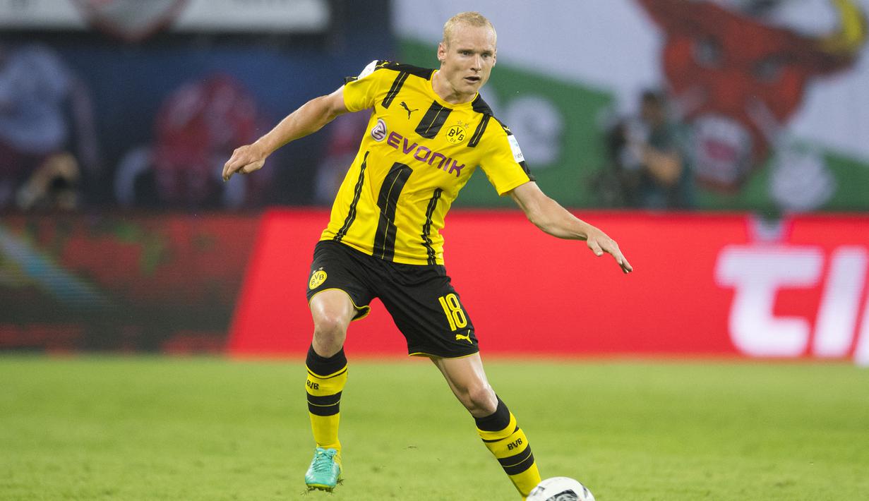 Gelandang Borussia Dortmund, Sebastian Rode menguasai bola saat menghadapi RB Leipzig pada laga Liga Jerman 2016/2017 di Leipzig (10/9/2016). Sebastian Rode yang akan menjalani musim terakhirnya bersama Eintracht Frankfurt setelah memutuskan akan pensiun akhir musim 2023/2024, tercatat pernah menjadi bagian Bayern Munchen selama dua musim pada 2014/2015 dan 2015/2016. Pada awal musim 2016/2017 ia hijrah ke Borussia Dortmund dan bertahan hingga 2018/2019. (AFP/Robert Michael)