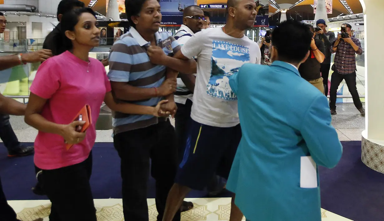 Salah satu anggota keluarga penumpang MH-17 terlihat sangat emosional di Bandara Internasional Kuala Lumpur, Malaysia, Jumat (18/7/14). (REUTERS/Olivia Harris)