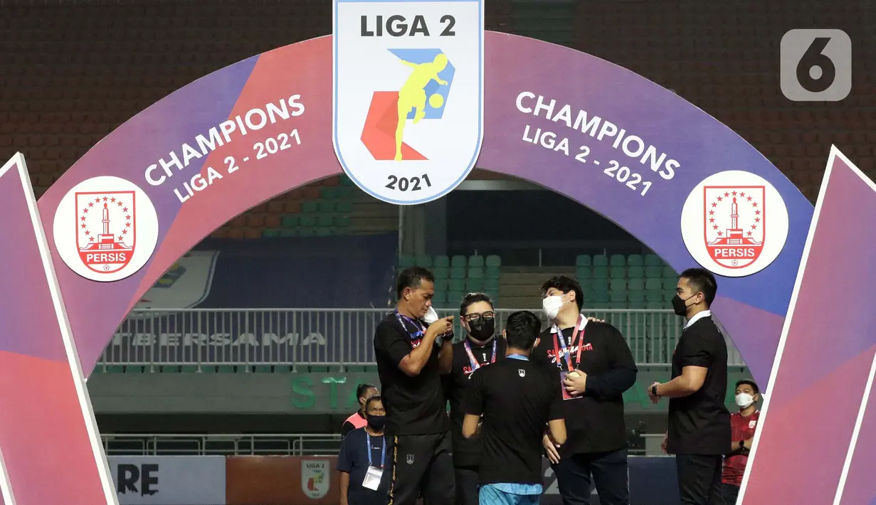CEO Persis Solo, Kaesang Pangarep (kanan) usai laga Final Liga 2 Indonesia 2021 melawan Rans Cilegon United di Stadion Pakansari, Bogor, Kamis (30/12/2021). (Liputan6.com/Helmi Fithriansyah)