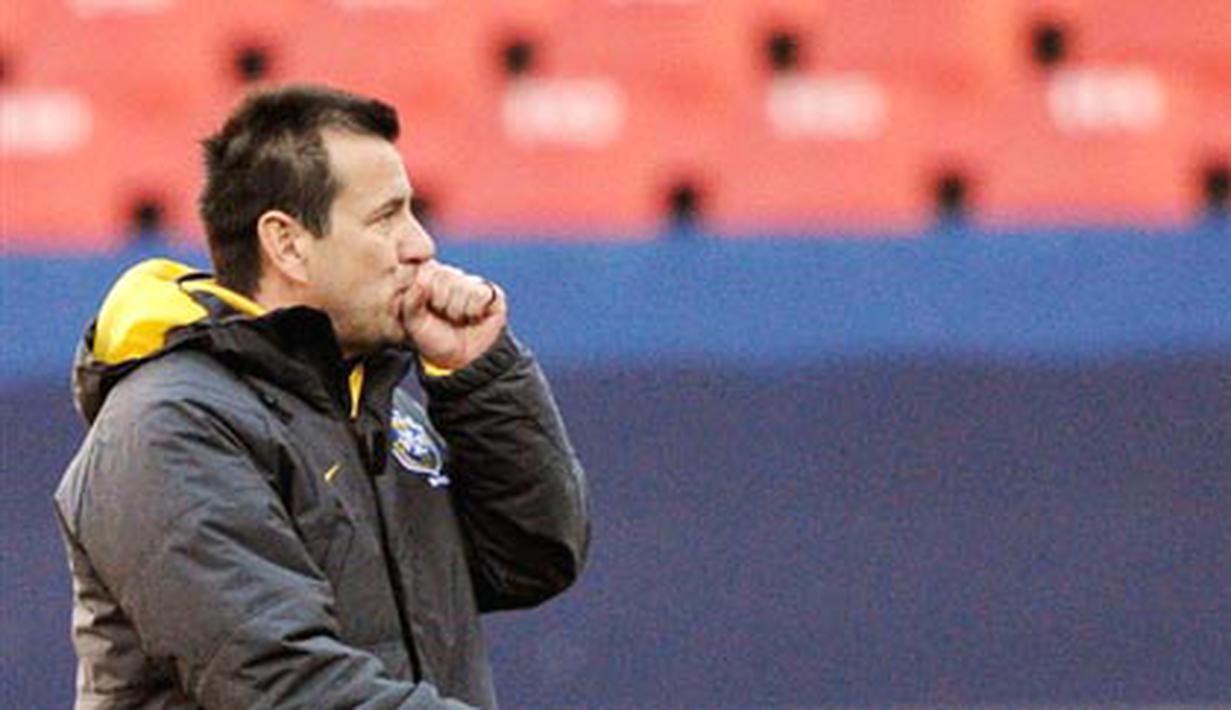 Pelatih Brasil, Dunga menyaksikan timnya berlatih di Ellis Park Stadium, Johannesburg, 24 Juni 2009. Brasil akan menghadapi Afsel pada 25 Juni dalam semifinal Piala Konfederatsi. AFP PHOTO/VINCENZO PINTO